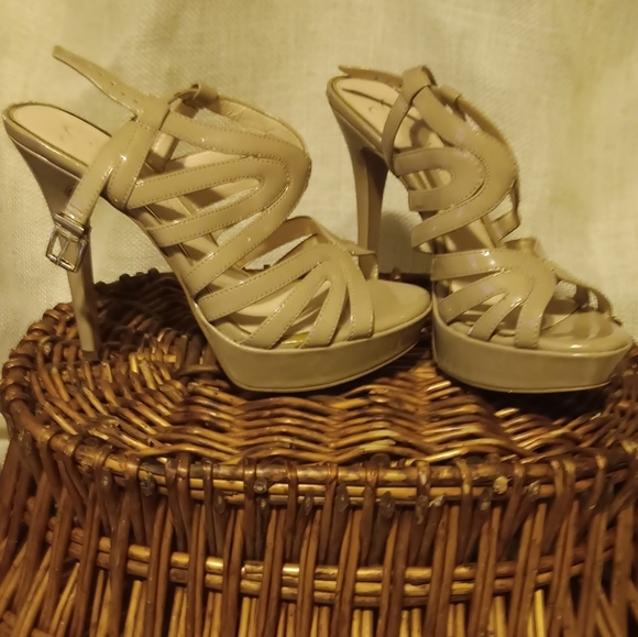 Jessica Simpson tan heels with strap and clasp - Picture 1 of 8